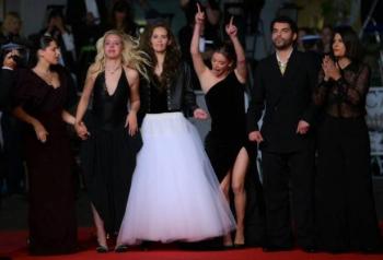 Canes polic&iacute;as rastrean estupefacientes en el Festival de Cannes