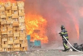 Bomberos controlan incendio en establecimiento comercial de Iztapalapa