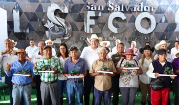 Gobernador de Puebla entrega paneles solares y fertilizantes a artesanos y campesinos en El Seco