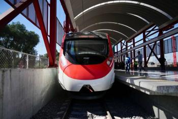 Pasajeros rompen ventana tras permanecer atrapados en Tren Suburbano al AIFA