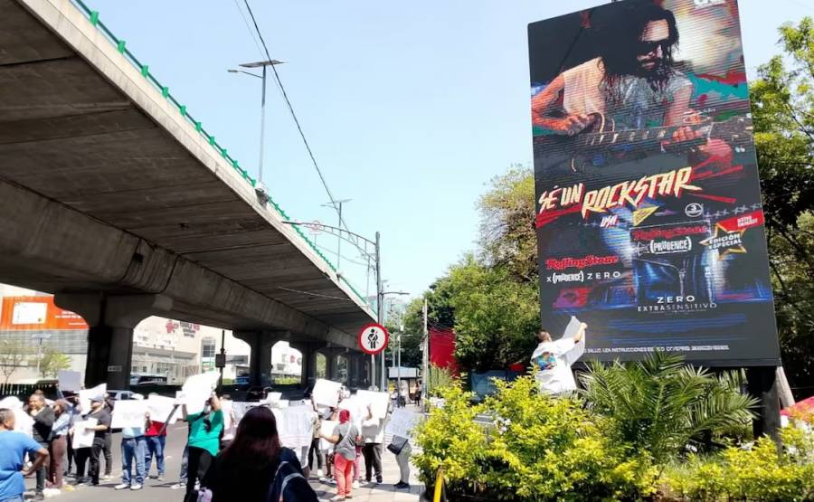 Manifestantes bloquean Periférico en Polanco contra publicidad exterior