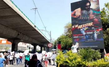 Manifestantes bloquean Perif&eacute;rico en Polanco contra publicidad exterior