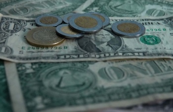 D&oacute;lar avanza ante cautela financiera y debilita al peso mexicano