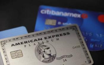 Mexicanos aceptan tarjetas preaprobadas sin comparar costos y beneficios