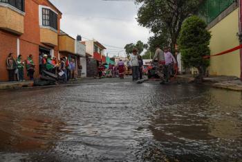 Reaparece fuga de agua en San Francisco Tlalnepantla y afecta viviendas en Xochimilco
