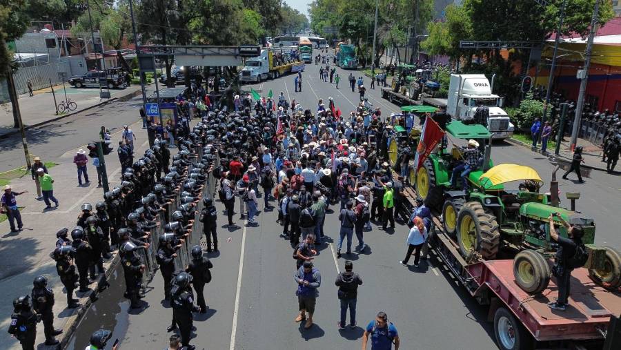 Agricultores y transportistas ingresan a Segob para exigir diálogo con autoridades