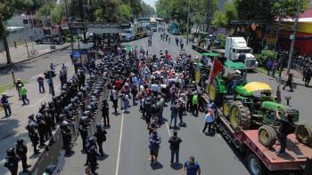 Agricultores y transportistas ingresan a Segob para exigir di&aacute;logo con autoridades