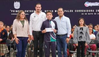 Entregan m&aacute;s de 9 mil becas estudiantiles del municipio de Corregidora