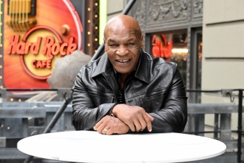 Mike Tyson confiesa que sorprendi&oacute; a Brad Pitt con su esposa Robin Givens