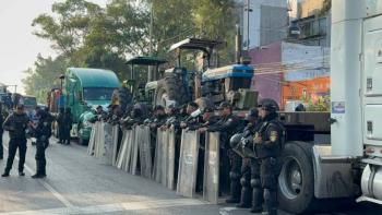 Enfrentamiento entre campesinos, transportistas y polic&iacute;as en Reforma durante megamarcha en CDMX
