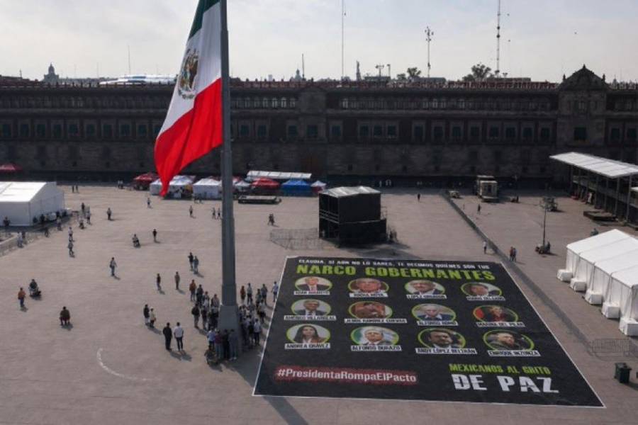 Colectivo coloca manta en Zócalo acusando a políticos de nexos con el crímen organizado