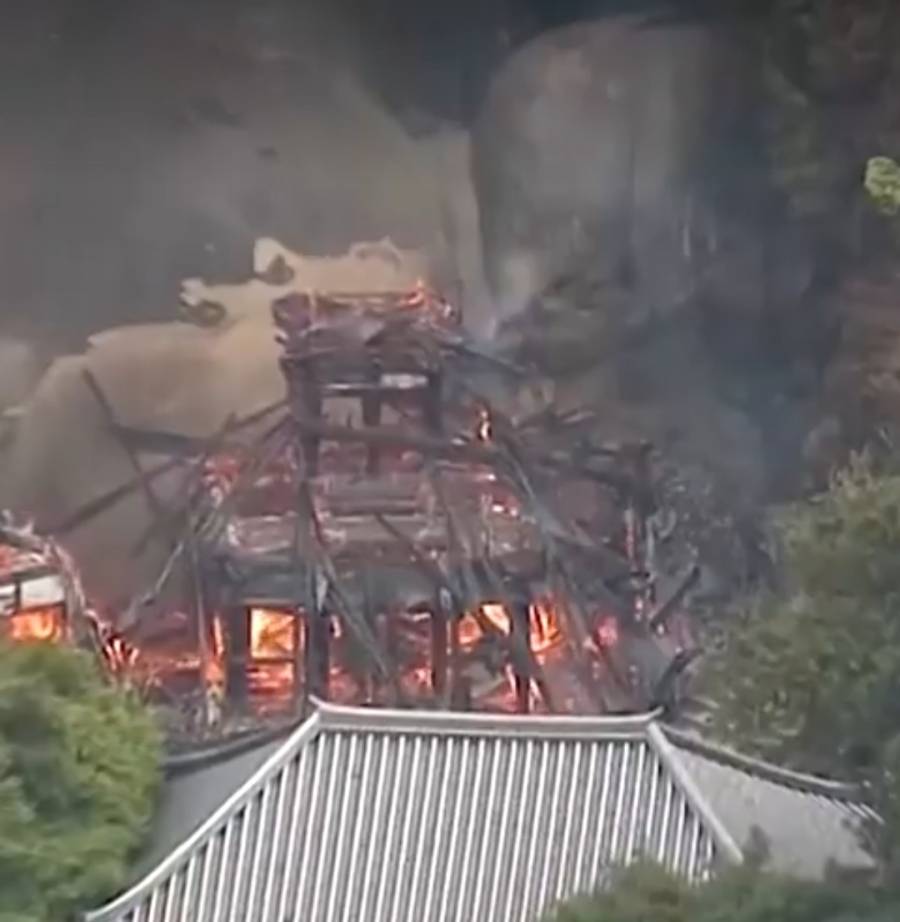 Incendio consume hist&oacute;rico templo budista en Jap&oacute;n; logran salvar la emblem&aacute;tica “llama eterna”
