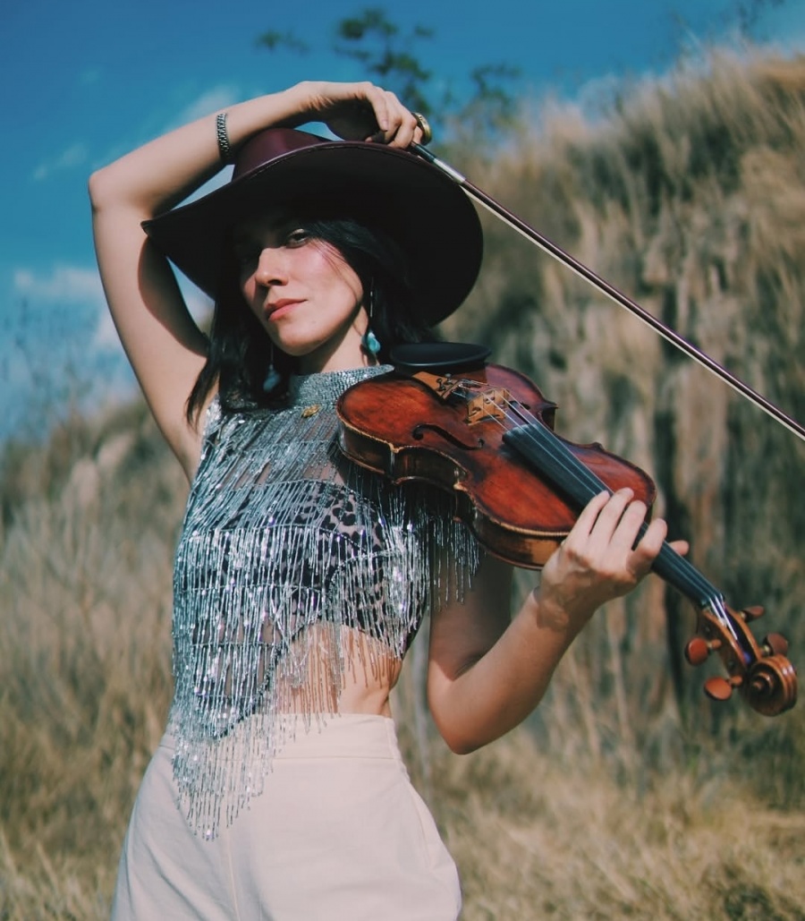 Exviolinista de Nodal desata rumores con look de ‘Amarte duele’