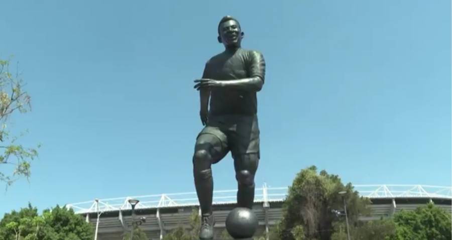 Guadalajara rinde homenaje a Pel&eacute; con monumental escultura en el Estadio Jalisco