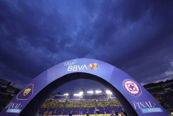 Pumas resiste y empata con Cruz Azul en el primer duelo por el t&iacute;tulo
