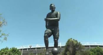 Guadalajara rinde homenaje a Pel&eacute; con monumental escultura en el Estadio Jalisco