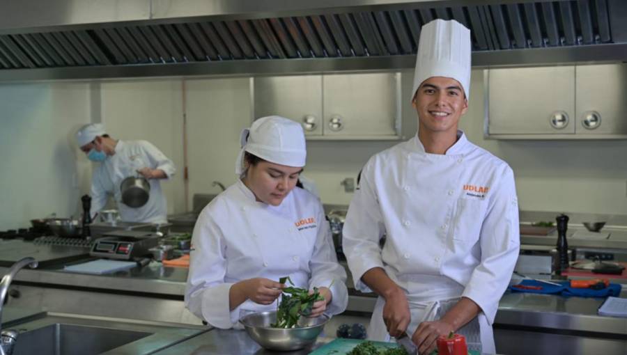 Egresados UDLAP destacan en la Guía Michelin 2026 .