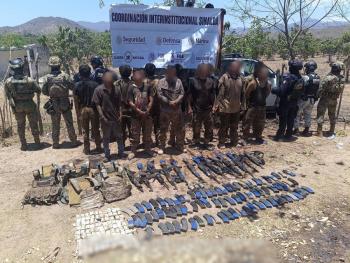 Armada de M&eacute;xico detiene a 13 presuntos delincuentes en Mazatl&aacute;n con arsenal y equipo t&aacute;ctico