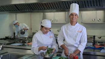 Egresados UDLAP destacan en la Gu&iacute;a Michelin 2026 .