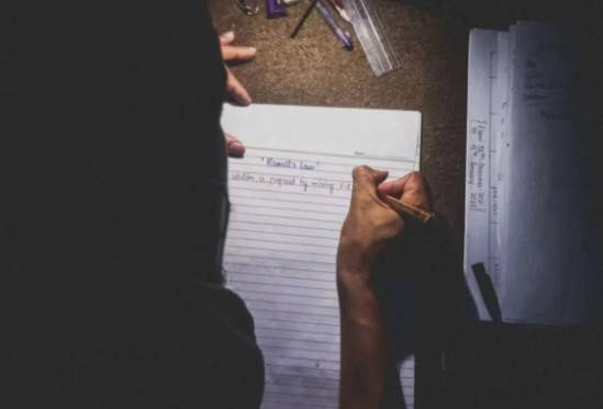 Dictados a mano muestran se&ntilde;ales de deterioro cognitivo en adultos mayores