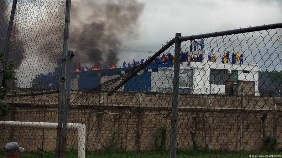 Cientos de prisioneros se toman c&aacute;rcel de Venezuela para denunciar 