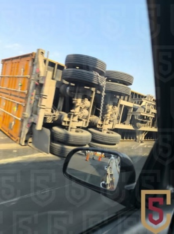 Volcadura de tr&aacute;iler provoca fuerte congestionamiento en la autopista Toluca-Naucalpan
