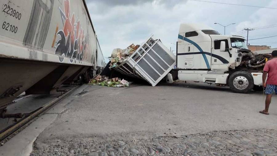 Tren impacta cami&oacute;n durante narcobloqueos en Tecom&aacute;n, Colima
