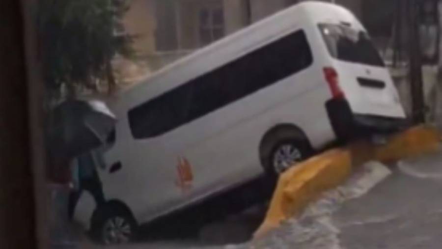 Lluvias intensas provocan accidente de transporte público en Naucalpan