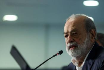 Carlos Slim critica baja de calificaci&oacute;n de deuda y anuncia inversi&oacute;n por 5 mil mdd