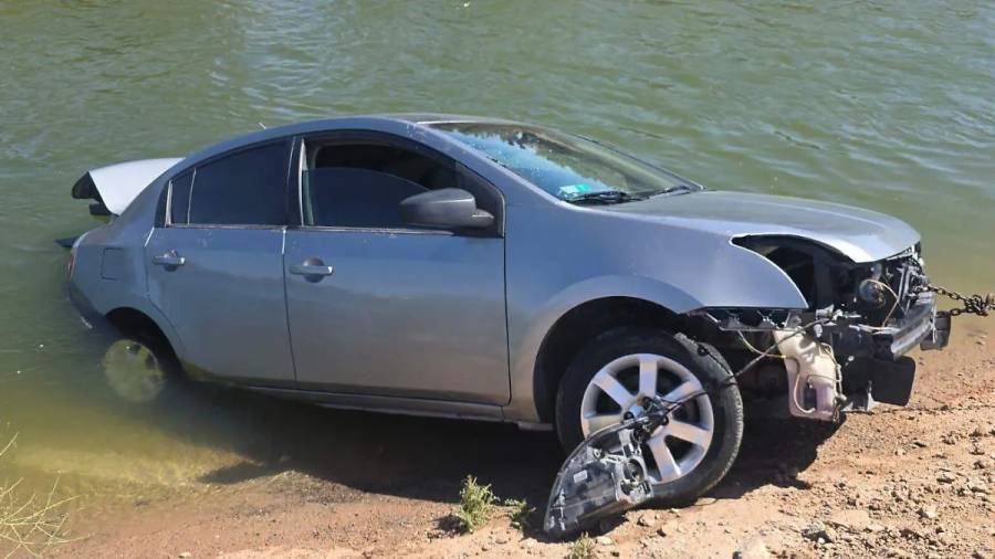 Hombre muere tras caer con su vehículo a canal de riego en Mexicali