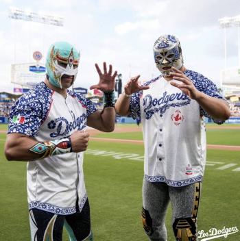 M&aacute;scara Dorada y Xelhua llevan la esencia del CMLL hasta el coraz&oacute;n de Los &Aacute;ngeles