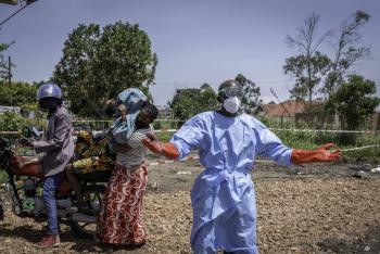 Uganda cierra temporalmente su frontera con RD Congo por epidemia de &eacute;bola