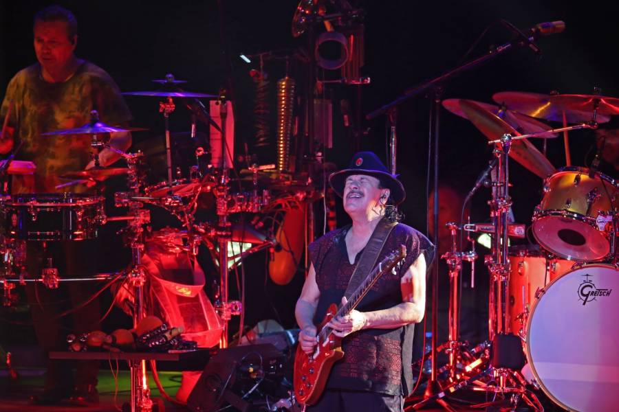 Carlos Santana y Becky G lanzan tema inspirado en la experiencia migrante en EU