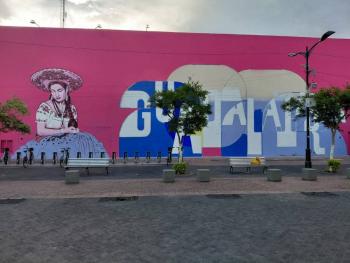 J&oacute;venes restauran mural del Mundial 2026 tras ser detenidos por vandalismo