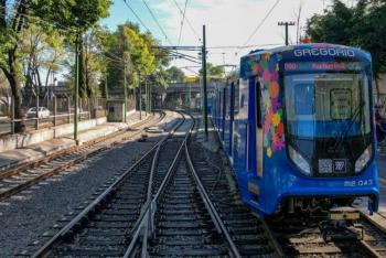 Hombre invade v&iacute;as y detiene Tren Ligero en estaci&oacute;n Francisco Goitia