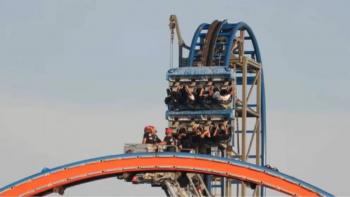 Rescatan a ocho pasajeros atrapados en la monta&ntilde;a rusa Iron Shark en Galveston