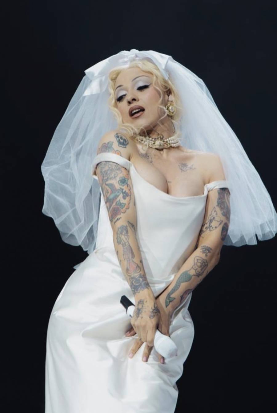 Mon Laferte conquista el Palacio de los Deportes con su versión más libre, sensual y desafiante