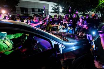 Autoridades estatales y federales chocan en medio de protestas en el centro de detenci&oacute;n de inmigrantes en EEUU