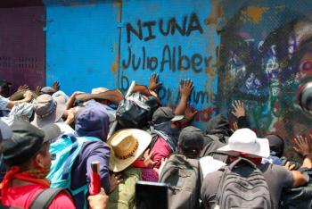 Disturbios en el Centro Hist&oacute;rico: CNTE intenta derribar vallas rumbo al Z&oacute;calo
