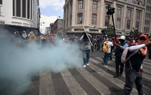 Polic&iacute;a frena protesta de maestros de la CNTE que buscaba llegar al Z&oacute;calo
