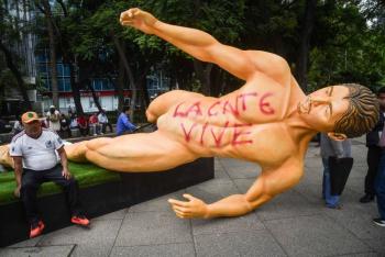 Esculturas instaladas por el Mundial en Reforma resultan da&ntilde;adas durante protesta de la CNTE