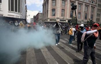 Polic&iacute;a frena protesta de maestros de la CNTE que buscaba llegar al Z&oacute;calo