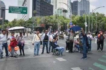 Bloqueos de la CNTE y comerciantes paralizan Paseo de la Reforma y Eje Central en CDMX
