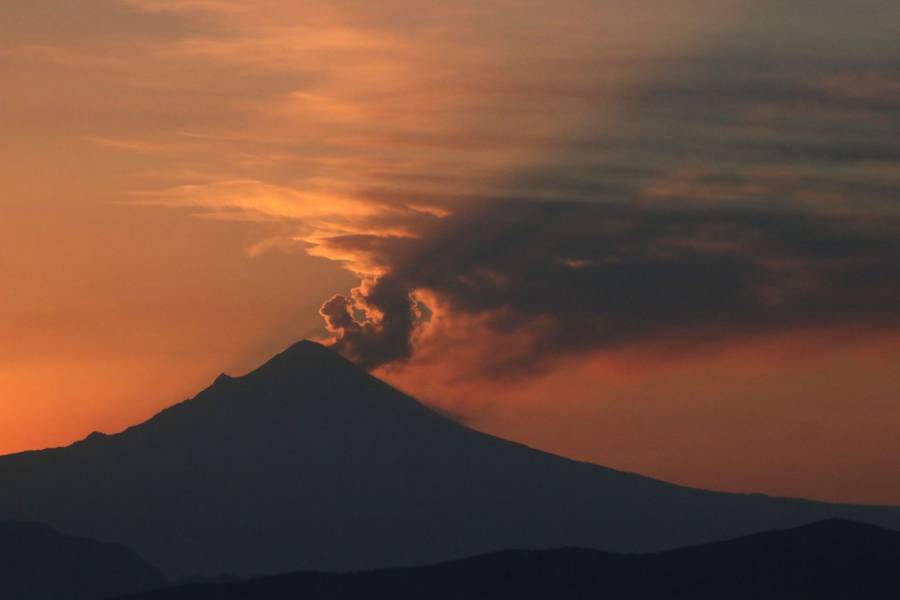Popocatépetl combina actividad volcánica con tormenta eléctrica en la noche del 2 de junio