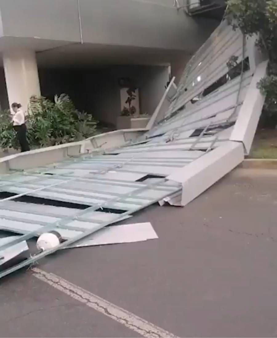 Colapso de techumbre en puente del AICM deja una conductora lesionada