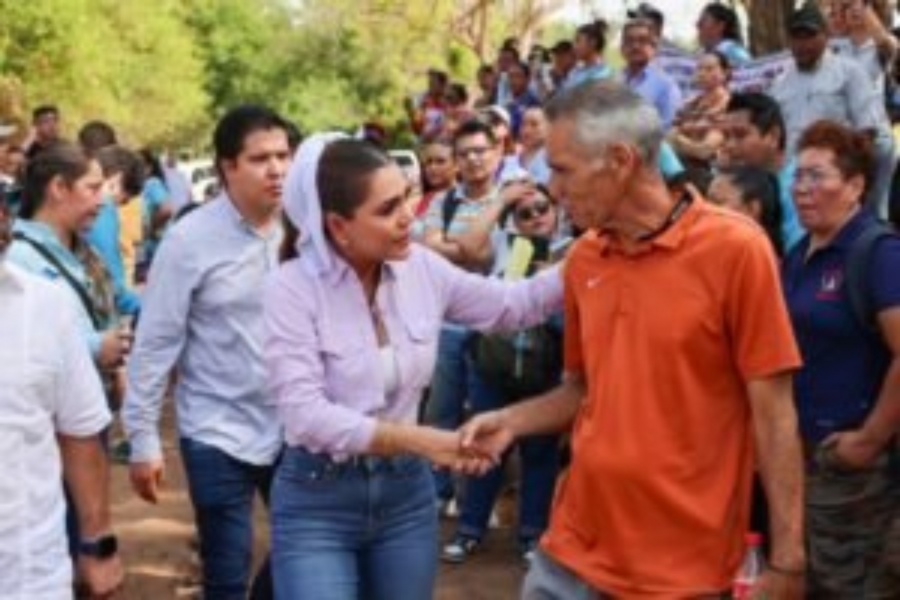 Gobernadora Evelyn Salgado dialoga con maestros de la CETEG en Petatl&aacute;n