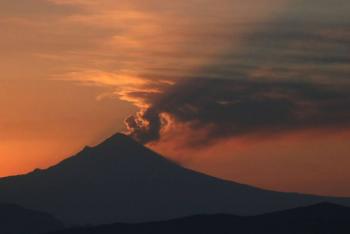 Popocat&eacute;petl combina actividad volc&aacute;nica con tormenta el&eacute;ctrica en la noche del 2 de junio