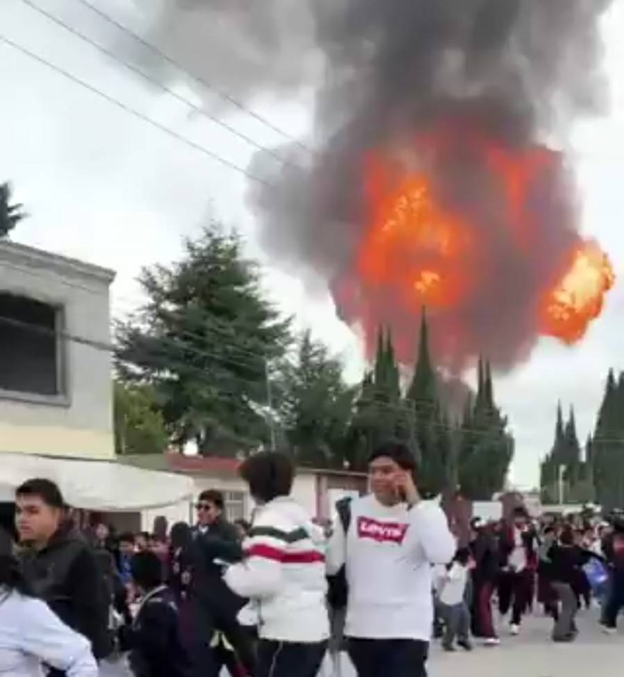 Explosión de pipa con combustible ilícito moviliza a cuerpos de emergencia y provoca evacuaciones en Tepeaca 
