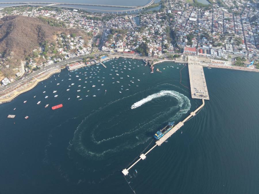 Marina refuerza acciones para controlar derrame de hidrocarburo en la zona turística de Manzanillo 