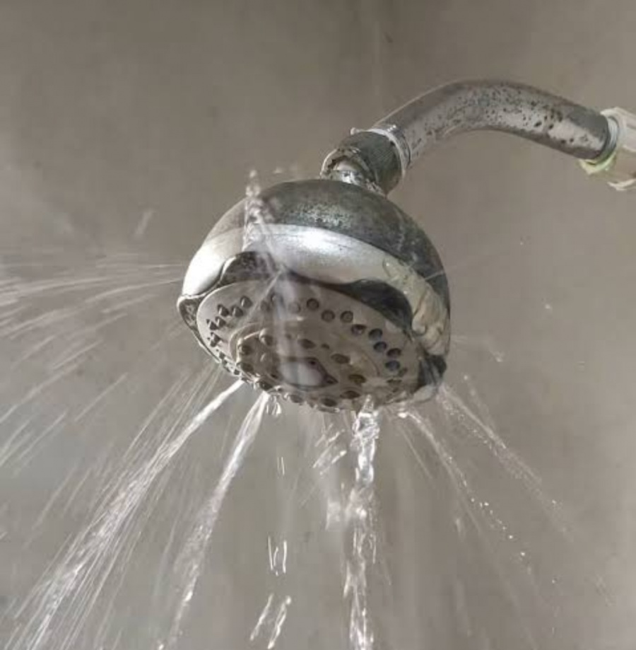 Cómo destapar la regadera y recuperar la presión del agua con vinagre 